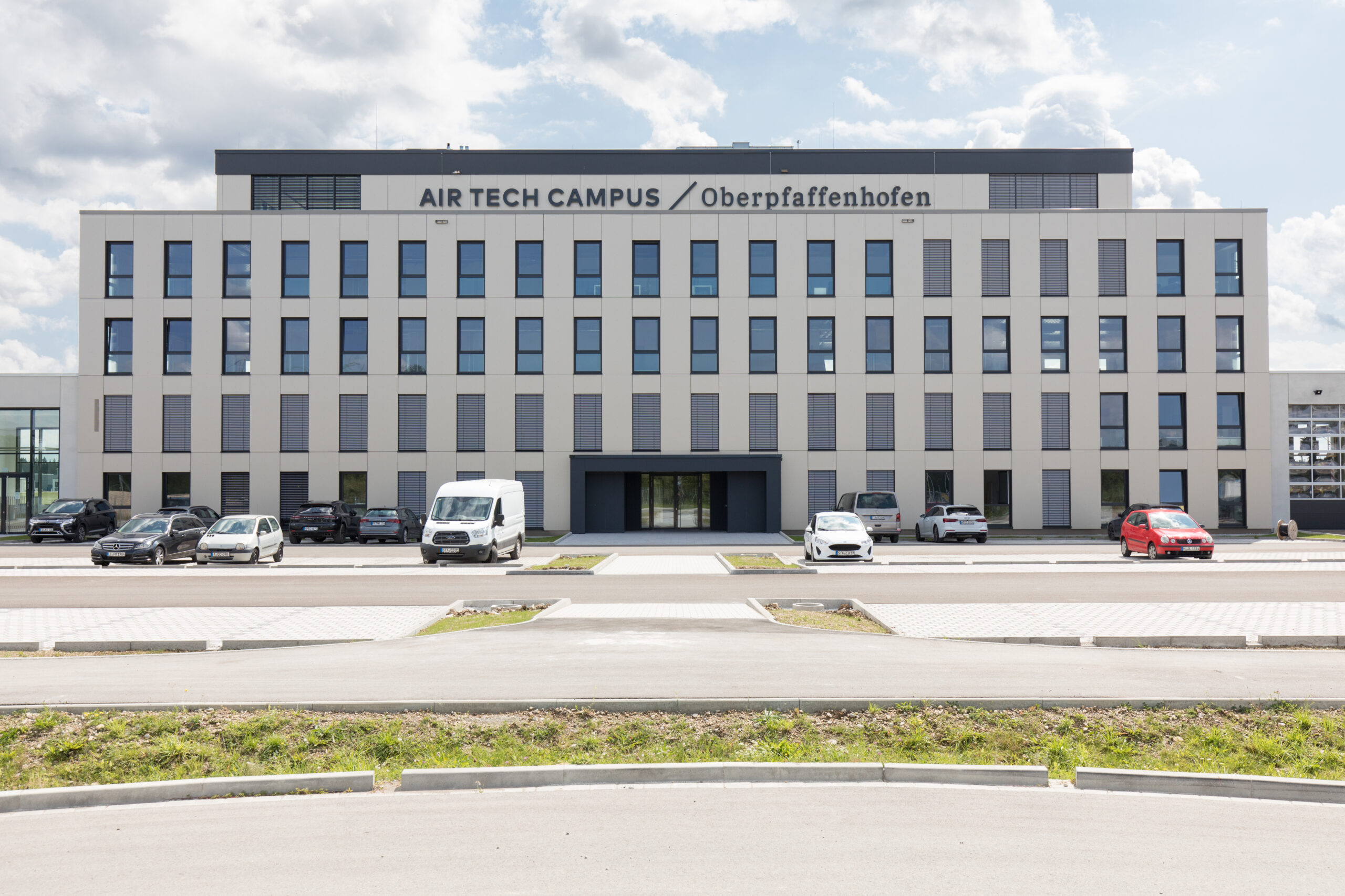 Neubau eines Bürogebäudes mit Flughafen-Empfangshalle und Feuerwehrhalle